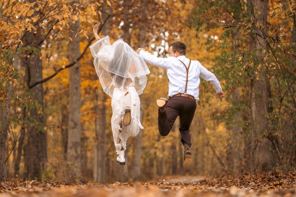 Couple off to their honeymoon happy they used a travel agent
